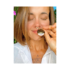 Mulher praticando aromaterapia pessoal ao inalar o Colar Difusor Pessoal em Aço 316L dourado da Linha Classic Aura Swaminha.