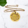 Colar de aromaterapia em aço dourado com pingente grande Flor da Vida. Joia terapêutica da Swaminah com corrente delicada e design de geometria sagrada para uso de óleos essenciais