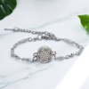 Bracelete difusora de óleos essenciais Flor da Vida prateada, símbolo de harmonia e estilo, ideal para aromaterapia no dia a dia.