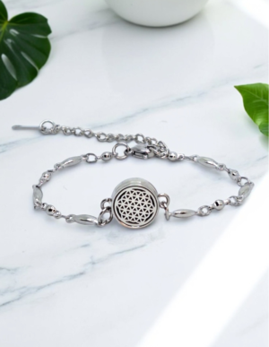 Bracelete difusora de óleos essenciais Flor da Vida prateada, símbolo de harmonia e estilo, ideal para aromaterapia no dia a dia.