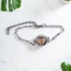 Pulseira de Aromaterapia Asa Prateada em aço inoxidável com difusor pessoal de óleos essenciais.