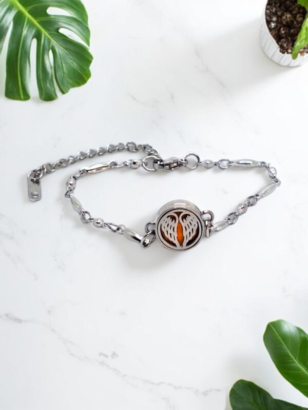 Pulseira de Aromaterapia Asa Prateada em aço inoxidável com difusor pessoal de óleos essenciais.