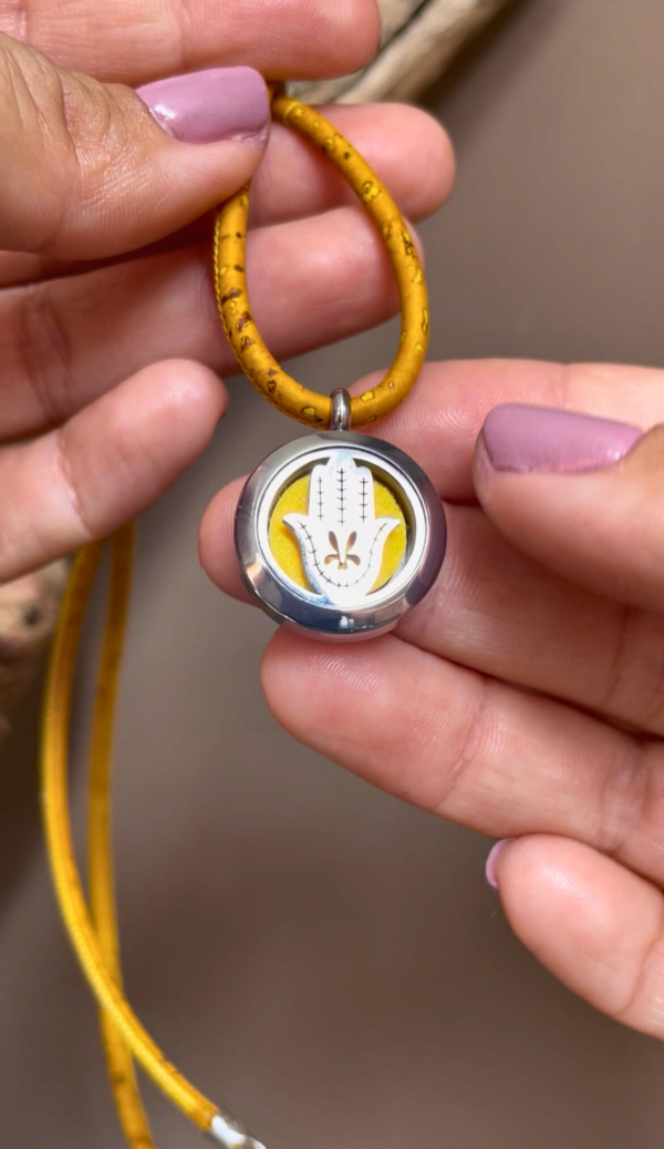 colar para oleos essenciais de mao de fátima em cortiça